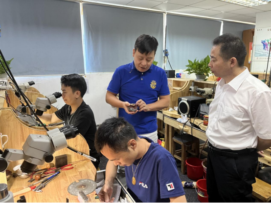 研究院一行走访张显彪劳模创新工作室、游辉宝创新劳模工作室