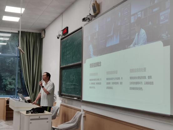 我校成功举办“科技情报信息”专题讲座